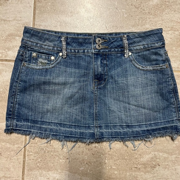 💙💙EUC- VINTAGE SUPER CUTE DISTRESSED DENIM MINI SKIRT SZ 9💙💙 - Picture 1 of 9
